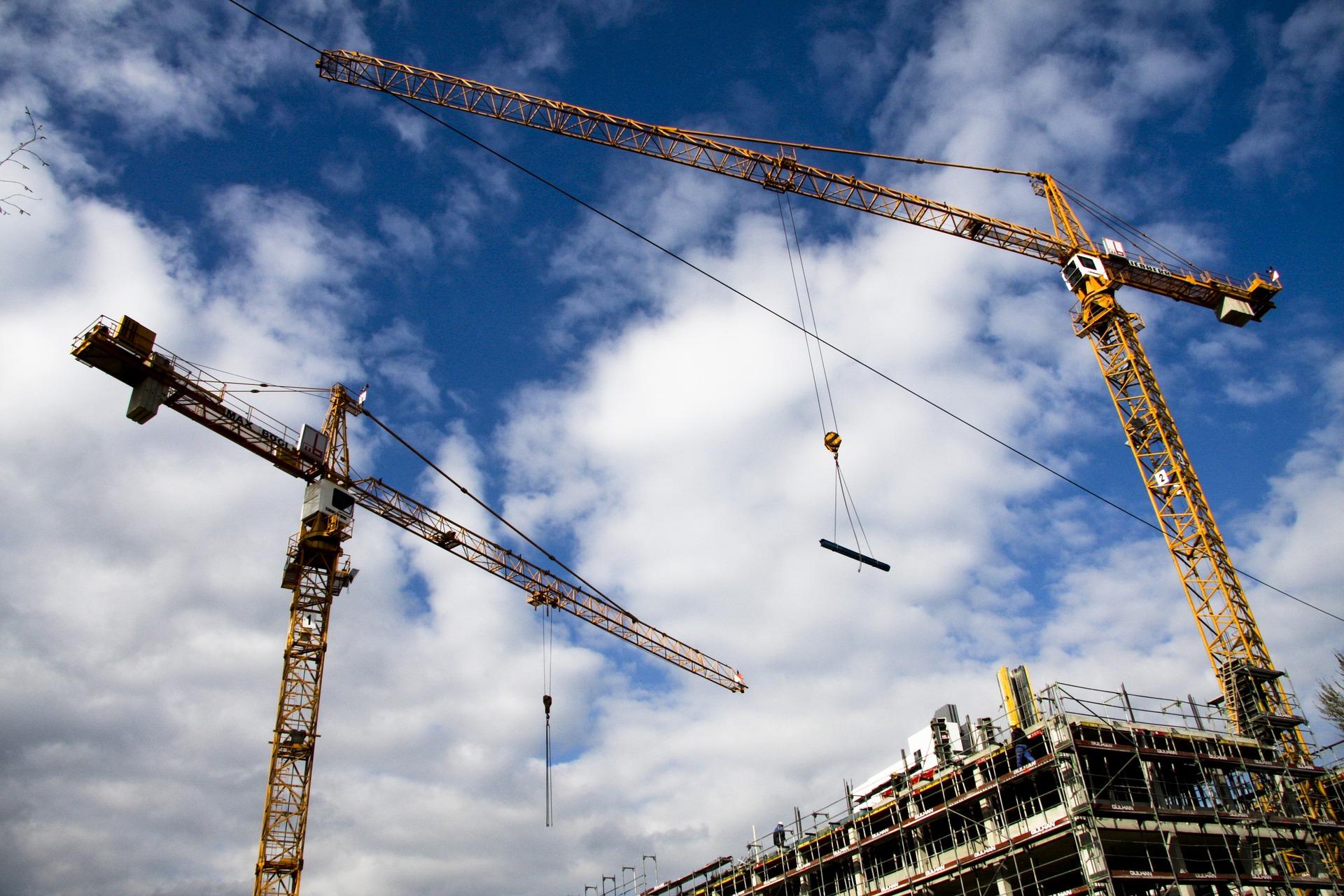 Bâtiment en construction, chantier - Benne déchets Sirius